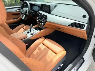BMW 5 Series 2018 525i M Спортивный костюм интерьер фото 11