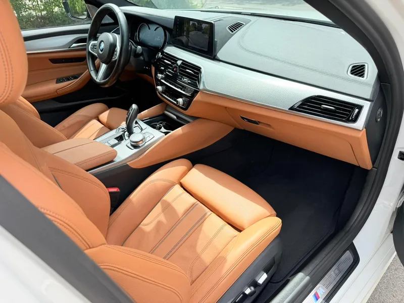 BMW 5 Series 2018 525i M Спортивный костюм интерьер фото 11