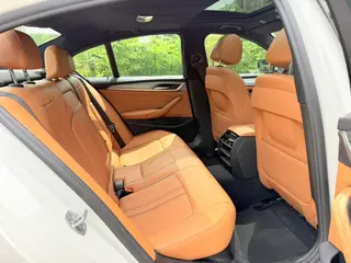 BMW 5 Series 2018 525i M Спортивный костюм интерьер фото 12