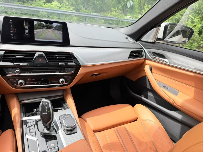 BMW 5 Series 2018 525i M Спортивный костюм интерьер фото 13