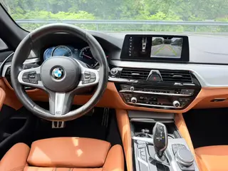 BMW 5 Series 2018 525i M Спортивный костюм интерьер фото 14