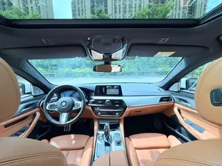 BMW 5 Series 2018 525i M Спортивный костюм интерьер фото 15