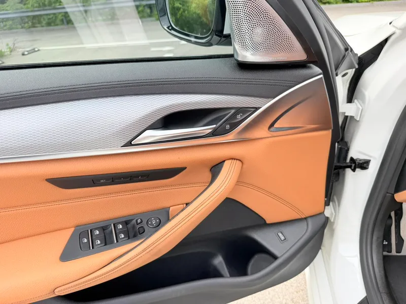 BMW 5 Series 2018 525i M Спортивный костюм интерьер фото 16