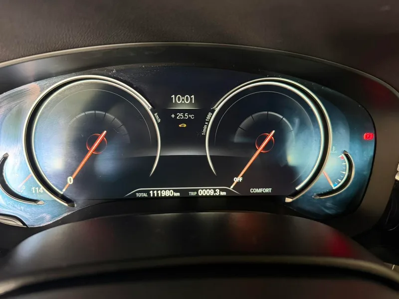 BMW 5 Series 2018 525i M Спортивный костюм интерьер фото 17