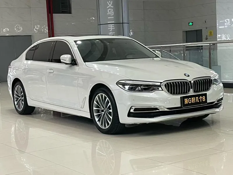 BMW 5 Series 2020 530Li Líder Traje de lujo exterior foto 2
