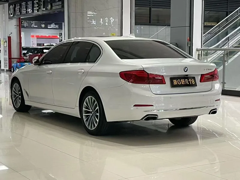 BMW 5 Series 2020 530Li Líder Traje de lujo exterior foto 4