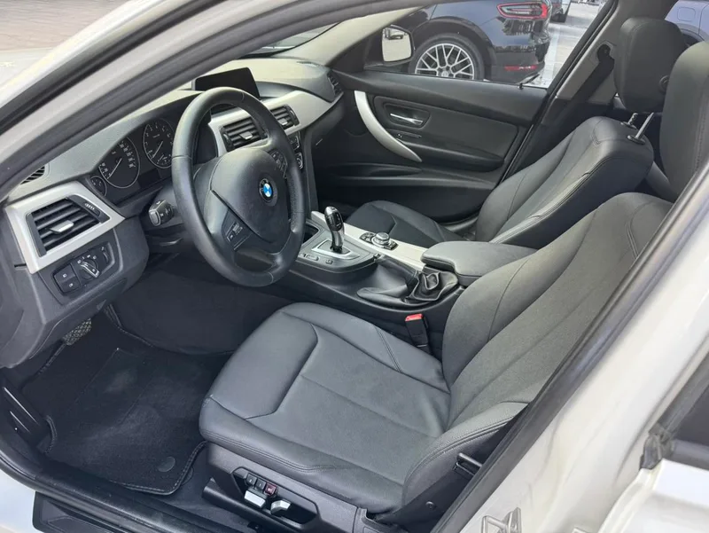 BMW 3 Series 2016 320i Estilo de moda exterior foto 7