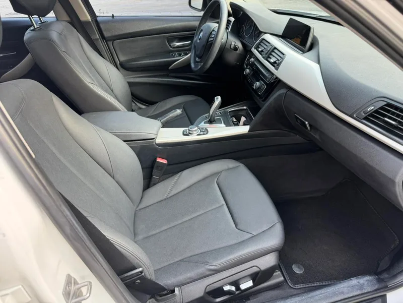 BMW 3 Series 2016 320i Estilo de moda interior foto 13