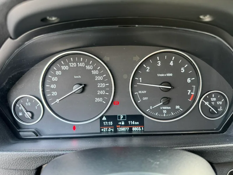 BMW 3 Series 2016 320i Estilo de moda interior foto 14