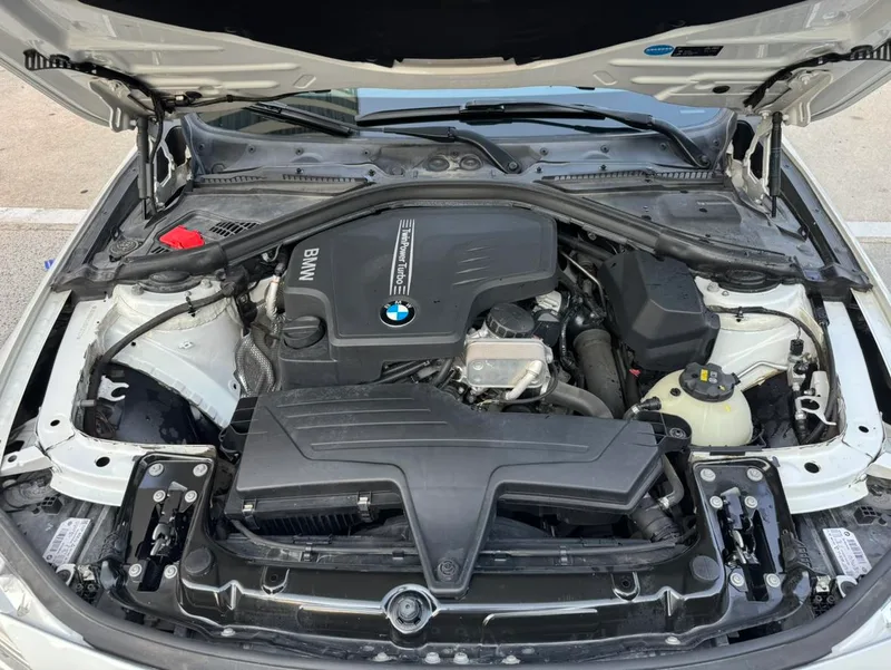 BMW 3 Series 2016 320i Estilo de moda interior foto 15