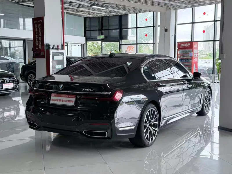 BMW 7 Series 2021 740Li Leading Type M Sports suit exterior photo 4