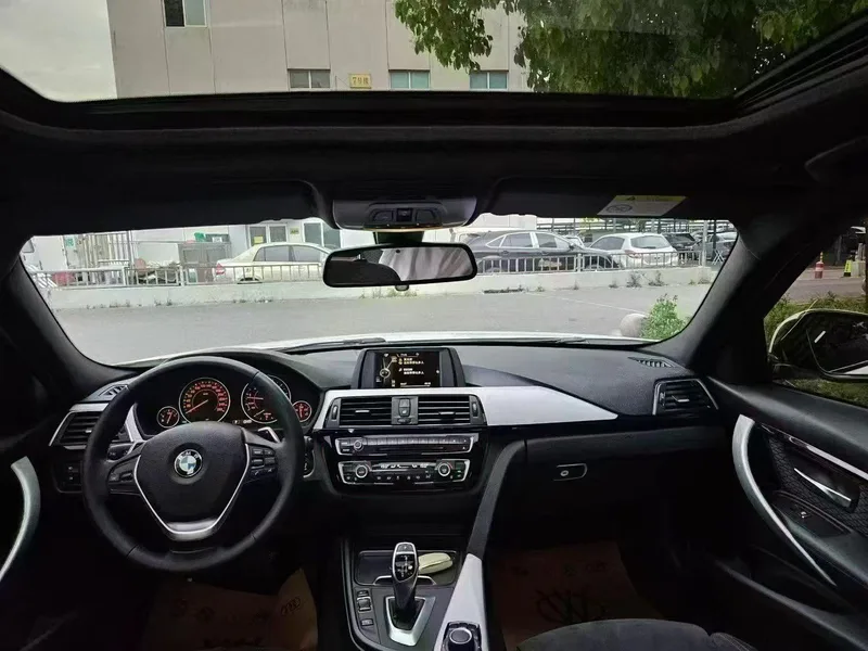 BMW 3 Series 2017 320i M Sporty interior photo 14