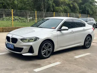 BMW 1 Series 2021 120i M Versión deportiva exterior foto 1