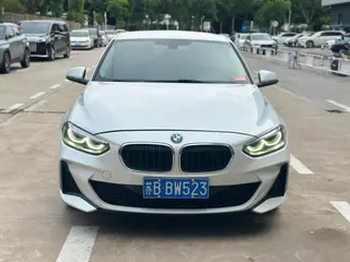 BMW 1 Series 2021 120i M Versión deportiva exterior foto 2