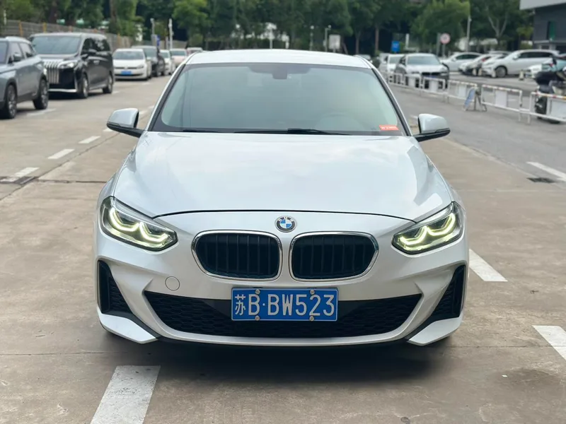 BMW 1 Series 2021 120i M Versión deportiva exterior foto 2
