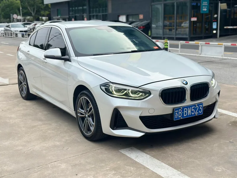 BMW 1 Series 2021 120i M Versión deportiva exterior foto 3