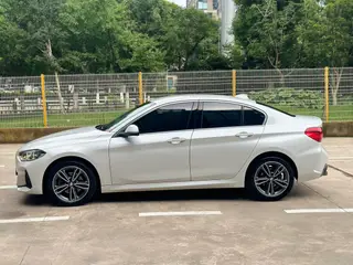 BMW 1 Series 2021 120i M Versión deportiva exterior foto 5