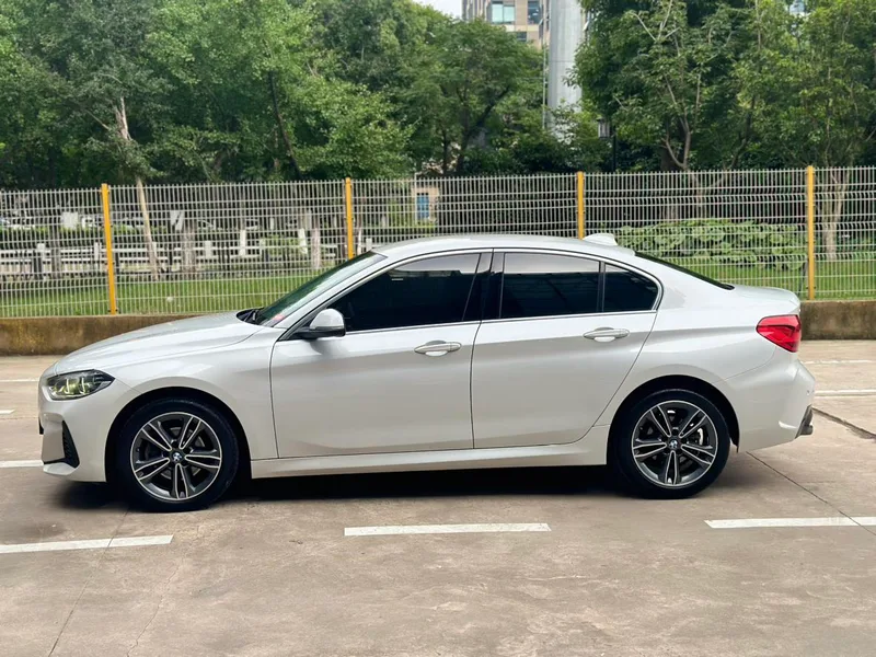 BMW 1 Series 2021 120i M Versión deportiva exterior foto 5