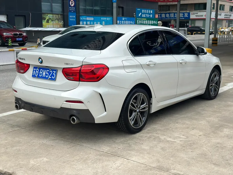 BMW 1 Series 2021 120i M Versión deportiva exterior foto 6