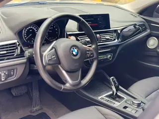 BMW 1 Series 2021 120i M Versión deportiva exterior foto 7