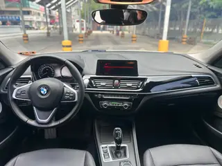 BMW 1 Series 2021 120i M Versión deportiva interior foto 10