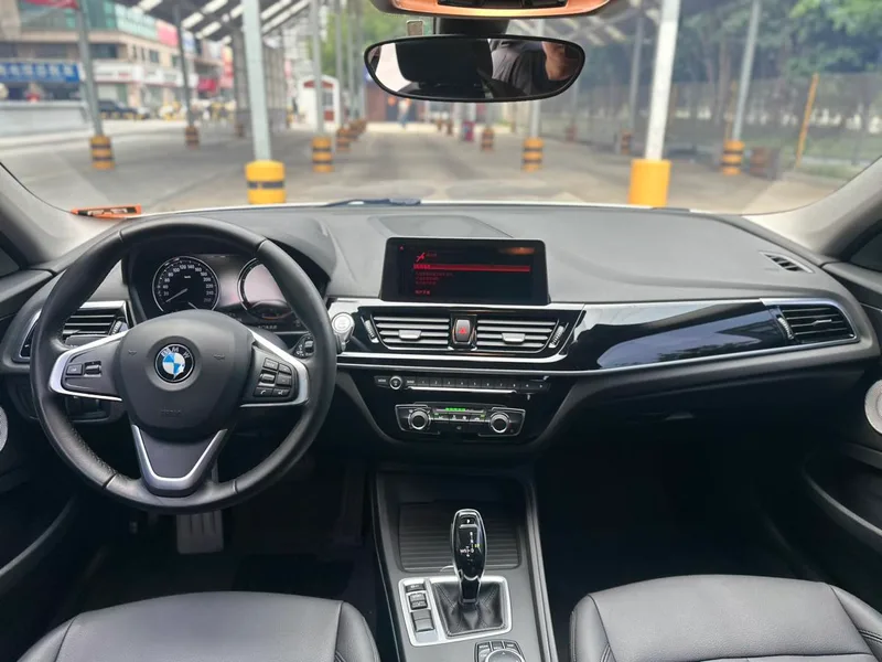 BMW 1 Series 2021 120i M Versión deportiva interior foto 10