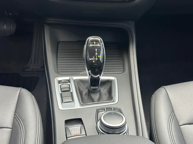 BMW 1 Series 2021 120i M Versión deportiva interior foto 12