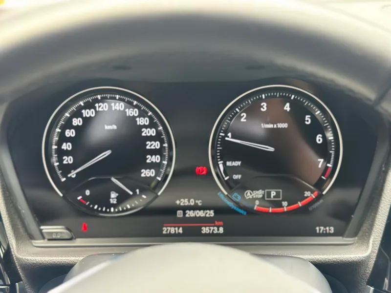 BMW 1 Series 2021 120i M Versión deportiva interior foto 13