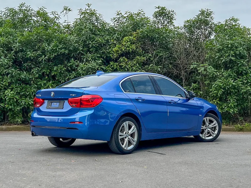 BMW 1 Series 2018 118i Design Suit Type exterior photo 4