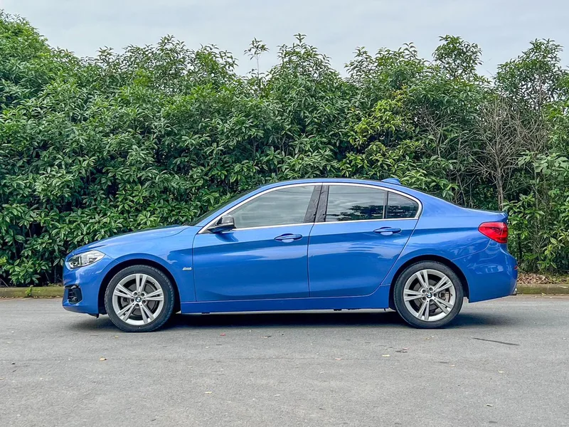 BMW 1 Series 2018 118i Design Suit Type exterior photo 6