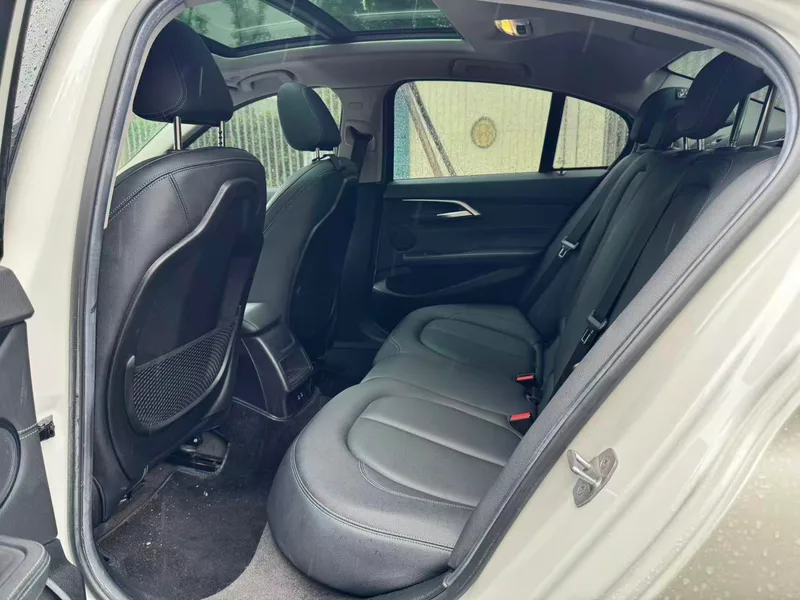 BMW 1 Series 2020 120i M Ensemble de sport intérieur photo 12