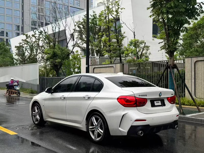 BMW 1 Series 2020 120i M Ensemble de sport intérieur photo 17