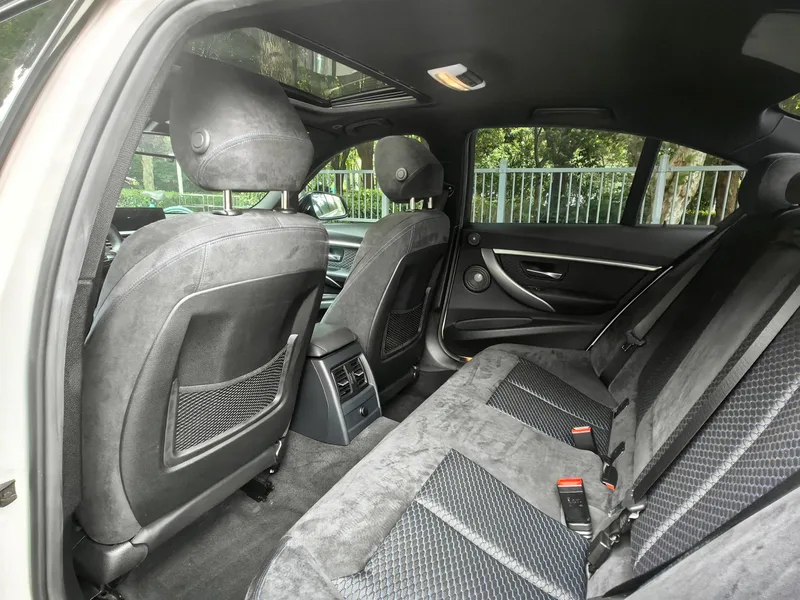 BMW 3 Series 2018 320i M Edición nocturna deportiva interior foto 10