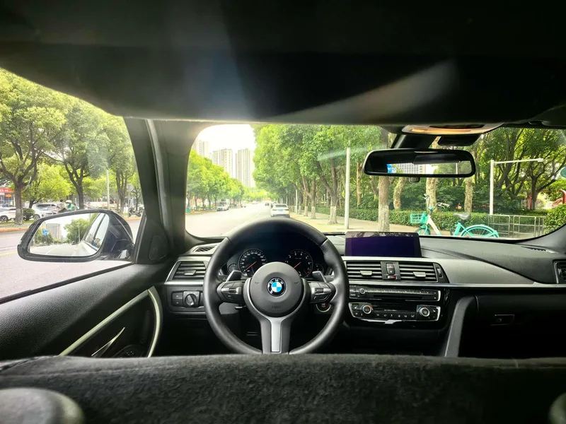 BMW 3 Series 2018 320i M Edición nocturna deportiva interior foto 12