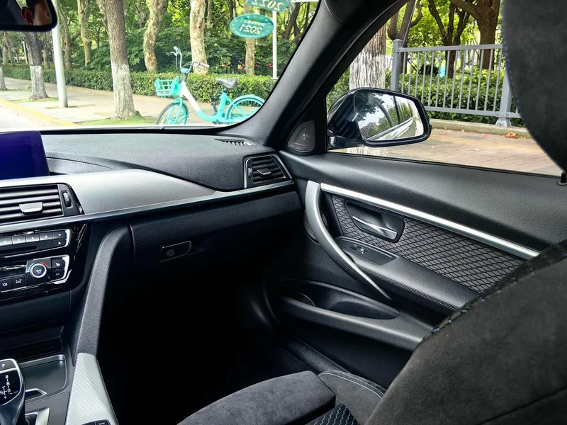 BMW 3 Series 2018 320i M Edición nocturna deportiva interior foto 14