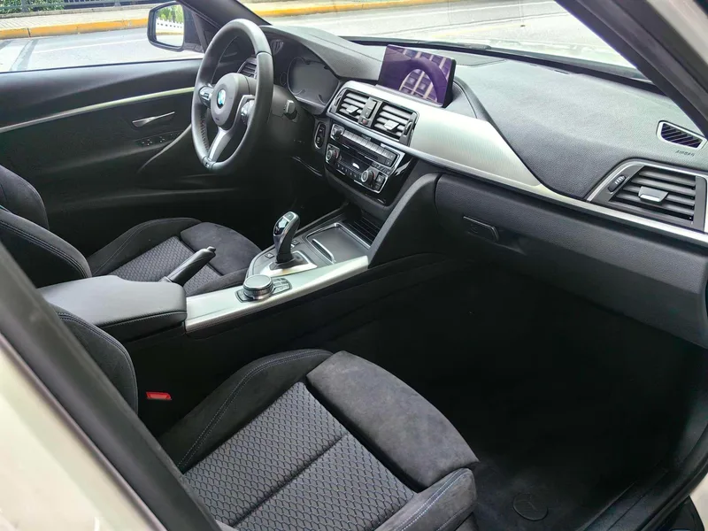 BMW 3 Series 2018 320i M Edición nocturna deportiva interior foto 15