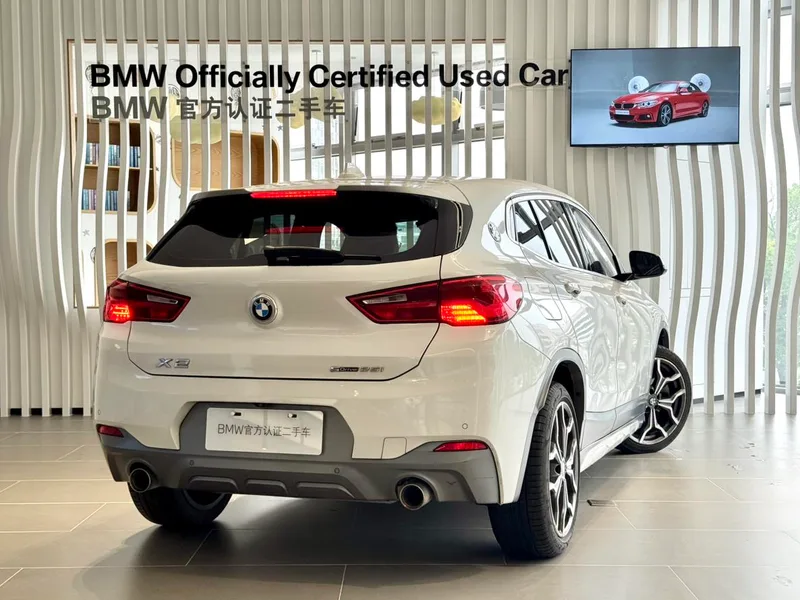 BMW X2 2020 sDrive25i Tipo de lujo M Traje todoterreno exterior foto 3