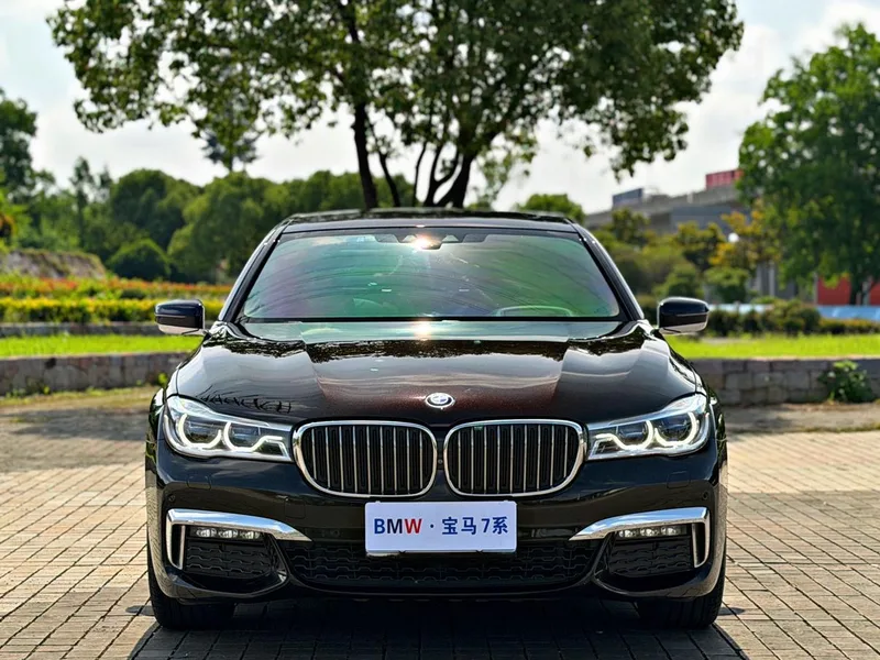 BMW 7 Series 2018 740Li xDrive Tipo de lujo M Conjunto deportivo exterior foto 2