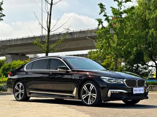 BMW 7 Series 2018 740Li xDrive Tipo de lujo M Conjunto deportivo exterior foto 3