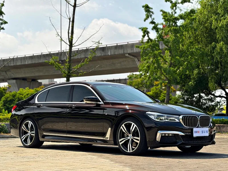 BMW 7 Series 2018 740Li xDrive Tipo de lujo M Conjunto deportivo exterior foto 3