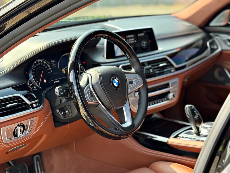 BMW 7 Series 2018 740Li xDrive Tipo de lujo M Conjunto deportivo exterior foto 4