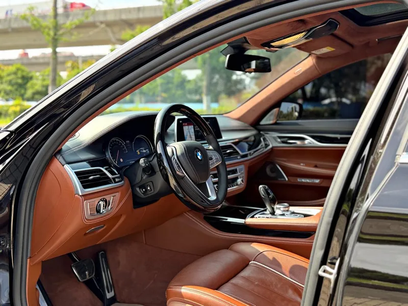 BMW 7 Series 2018 740Li xDrive Tipo de lujo M Conjunto deportivo exterior foto 5