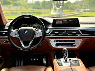 BMW 7 Series 2018 740Li xDrive Tipo de lujo M Conjunto deportivo exterior foto 8