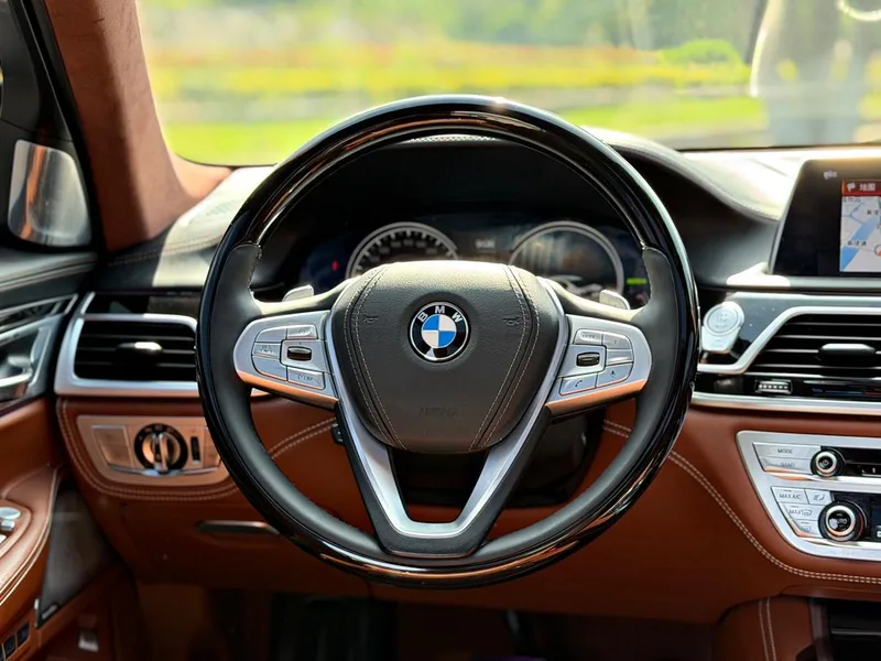 BMW 7 Series 2018 740Li xDrive Tipo de lujo M Conjunto deportivo exterior foto 9