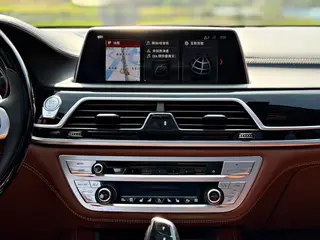 BMW 7 Series 2018 740Li xDrive Tipo de lujo M Conjunto deportivo exterior foto 10