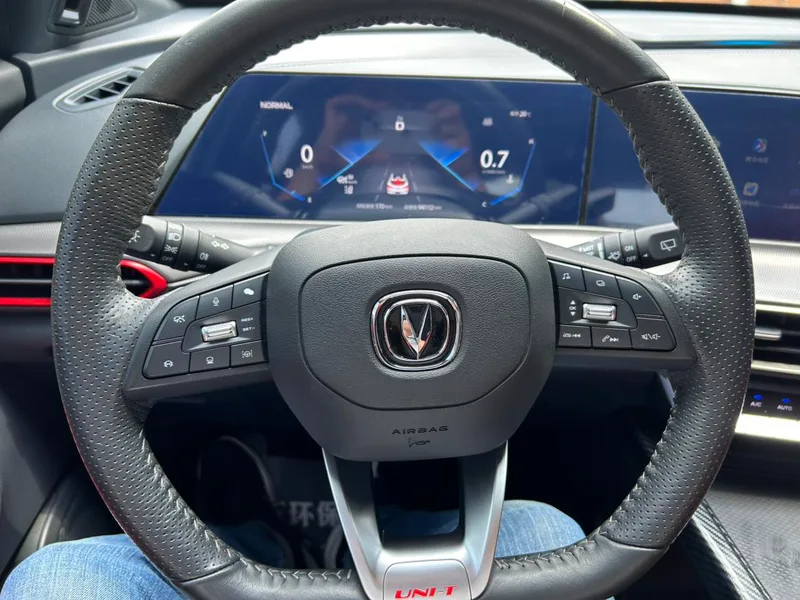 Changan UNI-T 2020 1.5T Modelo insignia interior foto 12