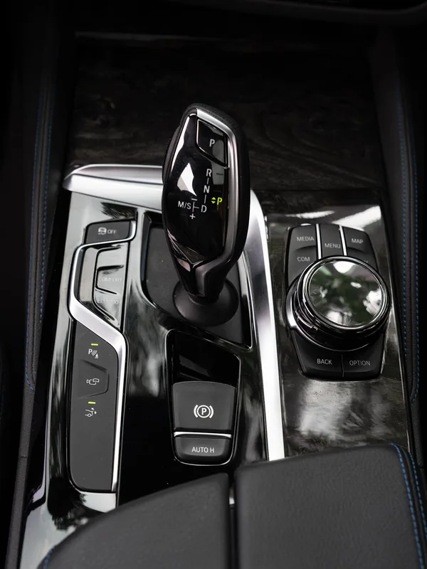 BMW 6 Series GT 2019 630i M Conjunto deportivo exterior foto 7