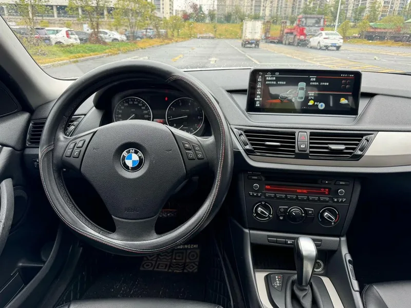 BMW X1 2013 sDrive18i Fashionable interior photo 9