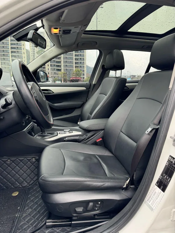 BMW X1 2013 sDrive18i Fashionable interior photo 10