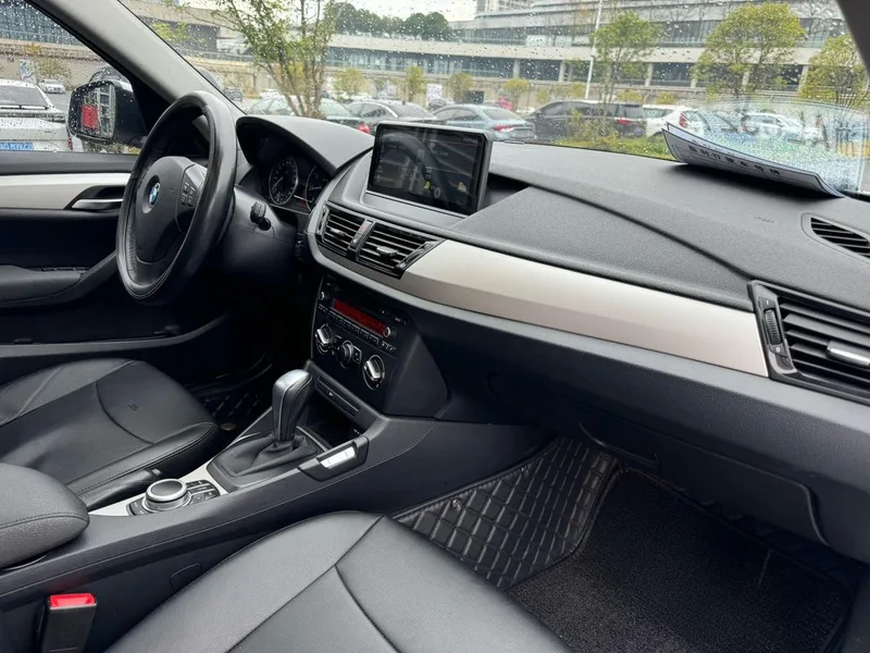 BMW X1 2013 sDrive18i Fashionable interior photo 12